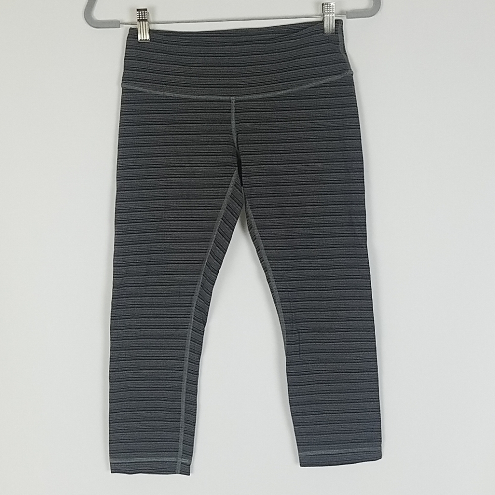 Lululemon women 6 Cyber Black crop legging athletic Gorpcore Yoga Gym sport